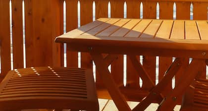 Fully equipped, spacious vacation apartment with mountain views;