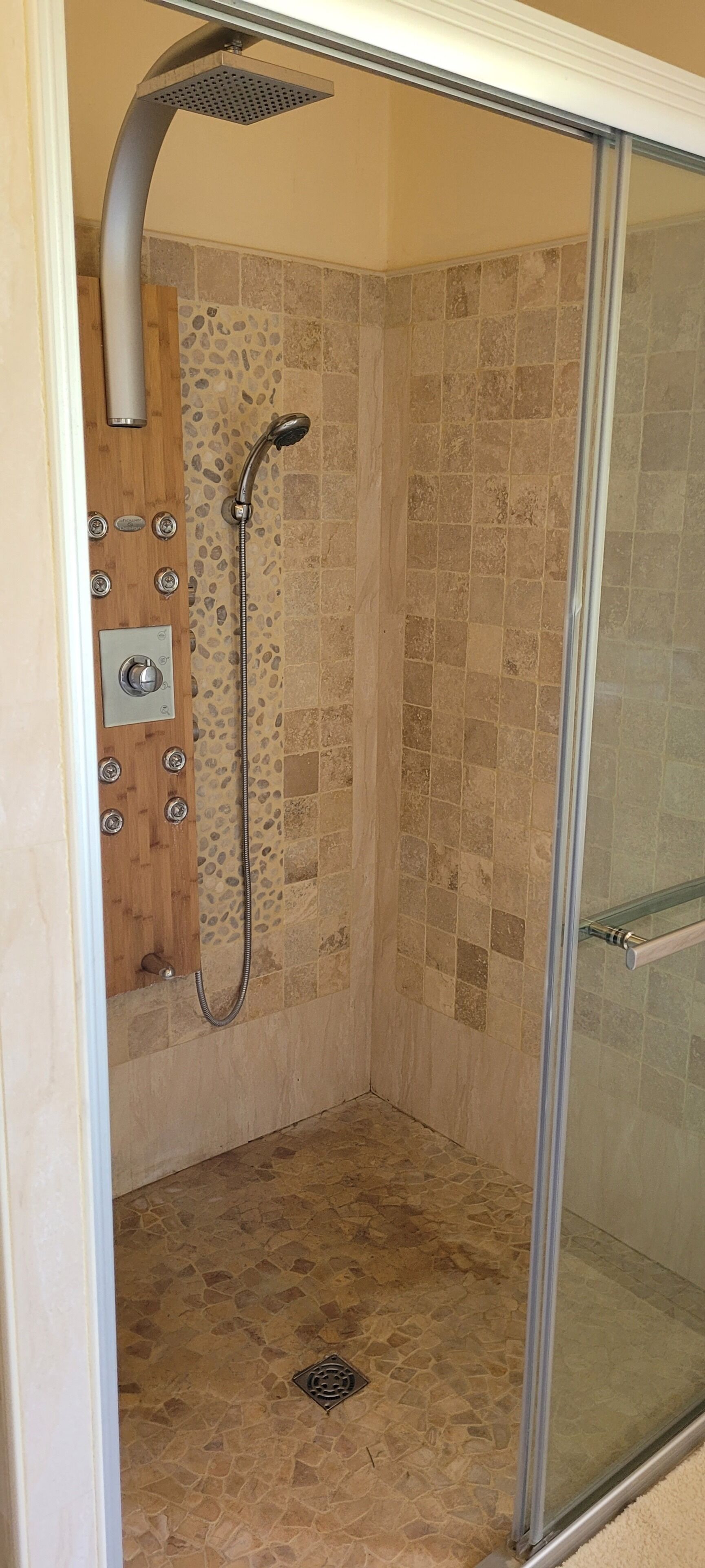 Douche, articles de toilette gratuits, sèche-cheveux
