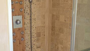 Douche, articles de toilette gratuits, sĂšche-cheveux