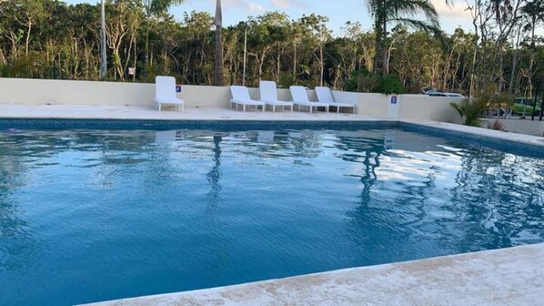Una piscina al aire libre