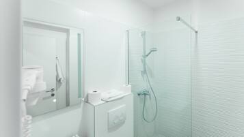Dusche, Haartrockner, Handtücher, Seife
