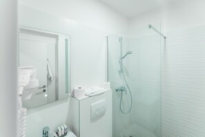 Shower, hair dryer, towels, soap - Boutique Suites Joyce Medulin (Medulin)