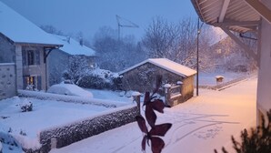 Et snøklædt boligområde med huse og en klar himmel.