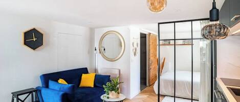 1 habitación, insonorización y tabla de planchar con plancha