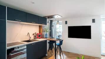 Réfrigérateur, micro-ondes, four, plaque de cuisson