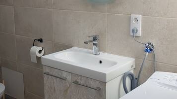 Secador de pelo y papel higiénico