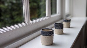 Drei Kerbecher auf einer Fensterbank.