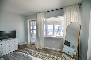 3 dormitorios, escritorio, tabla de planchar con plancha y cuna de viaje