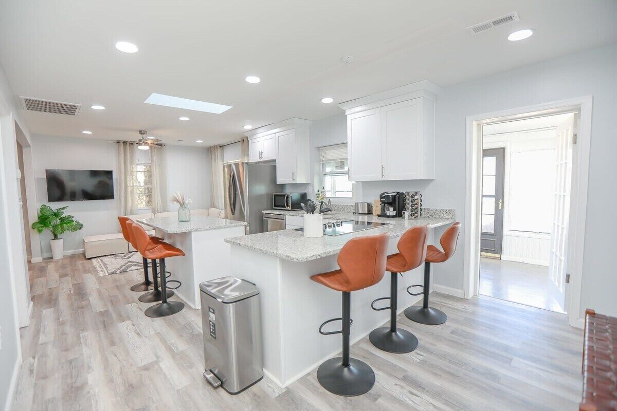 Réfrigérateur, micro-ondes, plaque de cuisson, lave-vaisselle