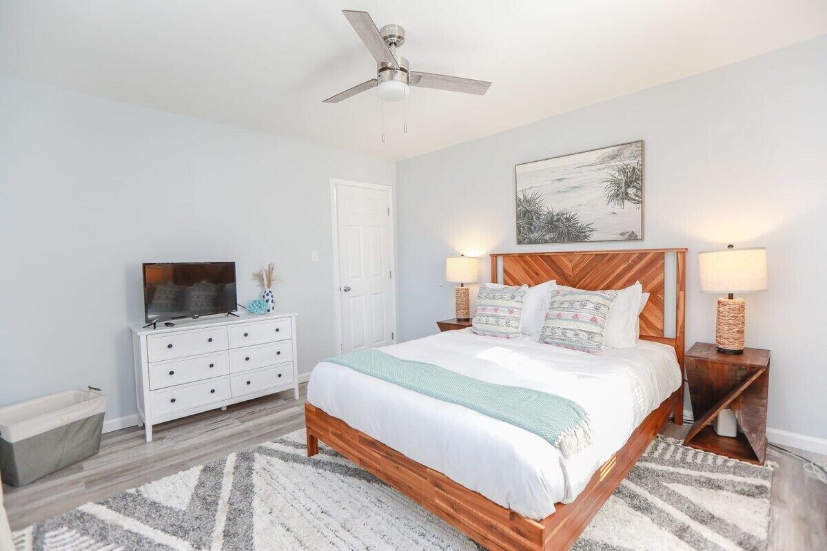 3 chambres, bureau, fer et planche à repasser, lit parapluie