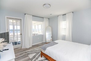 3 bedrooms, desk, iron/ironing board, travel crib