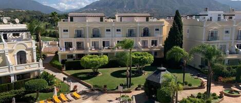 Een verwarmd zwembad