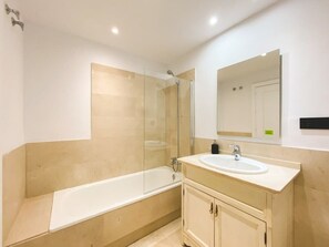 Tina, secadora de cabello, toallas 