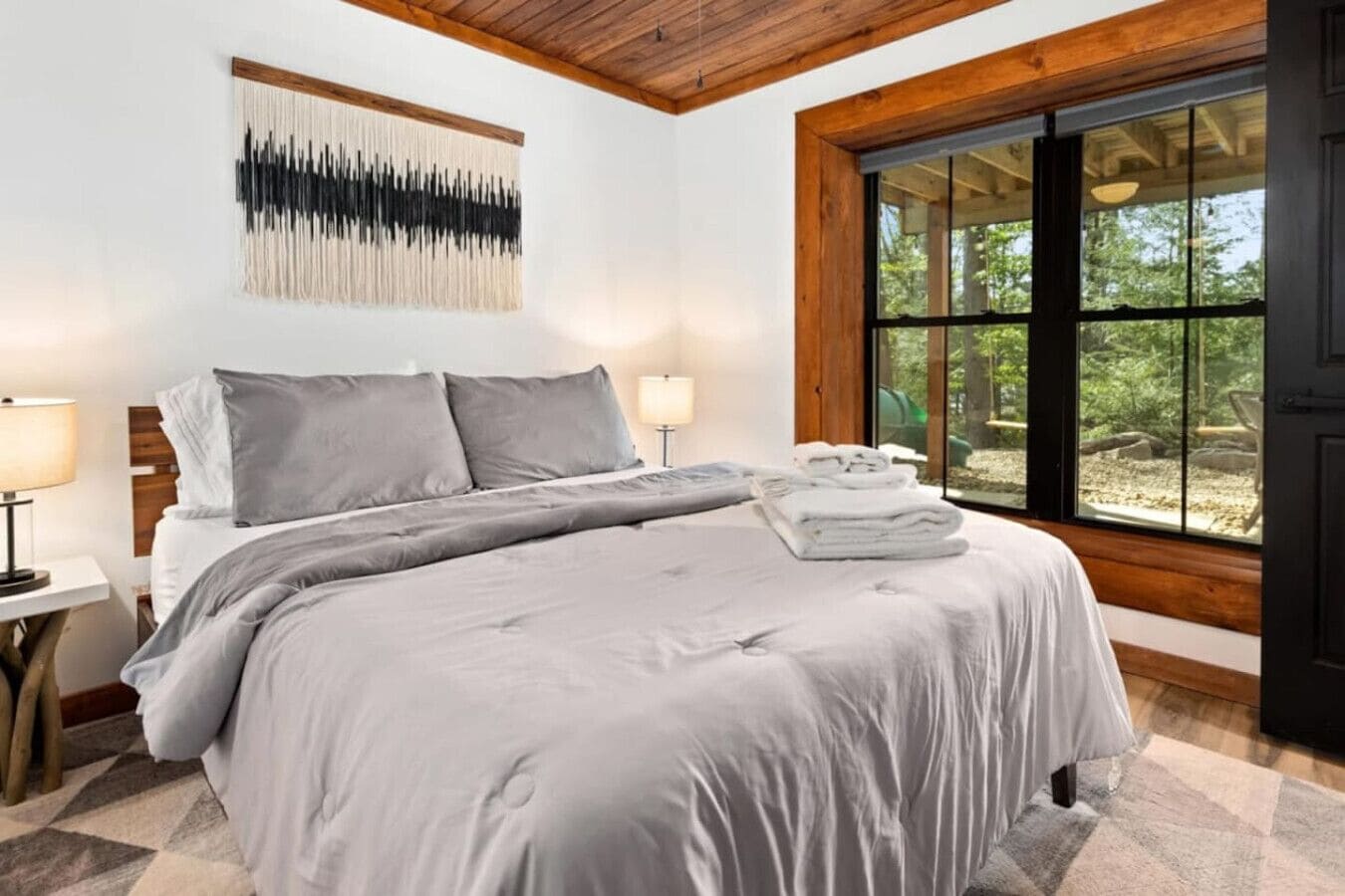 Escritorio, tabla de planchar con plancha, cuna de viaje y wifi 