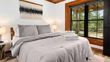 Escritorio, tabla de planchar con plancha, cuna de viaje y wifi