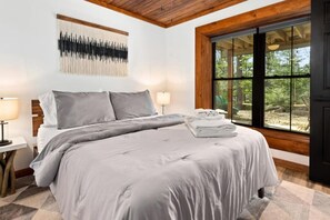 Skrivebord, strykejern/-brett, reiseseng for barn og wi-fi