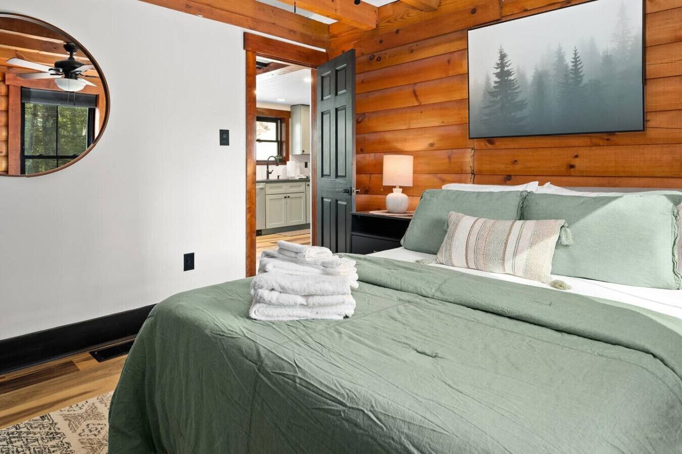 Skrivebord, strykejern/-brett, reiseseng for barn og wi-fi