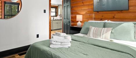 Skrivebord, strykejern/-brett, reiseseng for barn og wi-fi