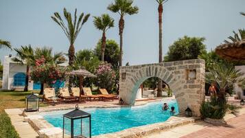 Hồ bơi ngoài trời phục vụ theo mùa