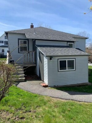 A two-story house with a small attached garage. - Renovated bungalow Northeast Harbor - Mount Desert (Northeast Harbor)