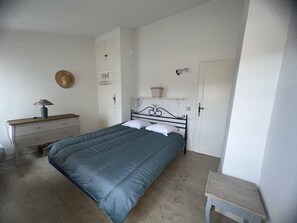 3 quartos, ferros/tábuas de passar roupa, berço de viagem