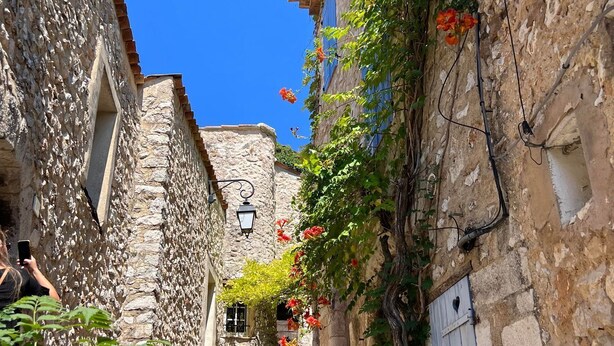A narrow stone staircase leading up to a building with a wooden door labeled "LETTE".