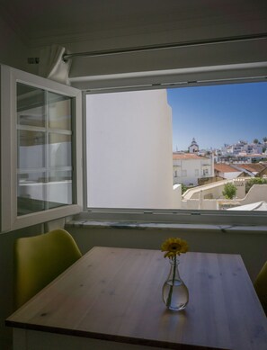 Habitación básica doble, 1 cama Queen size | Minibar, wifi gratis y ropa de cama