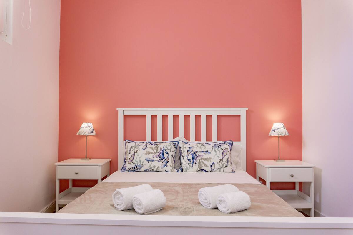 Habitación básica doble, 1 cama matrimonial | Minibar, wifi gratis y ropa de cama