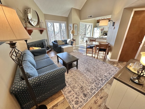 Travelers' Rest--Your Wintergreen Retreat in the Center of it All!