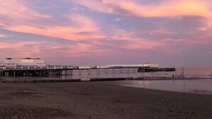 Nær stranden og strandhåndklær