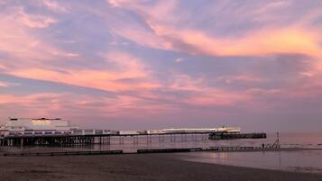 在海灘附近、沙灘巾