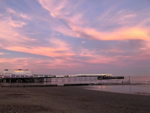 Self catering flat, parking, 4 min walk beach, 3 min shops. Car ferry discount. 