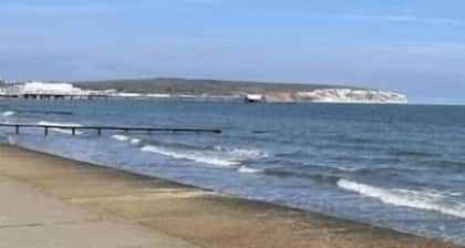 Self catering flat, parking, 4 min walk to beach, 3 min shops. Ferry discount.