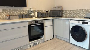 Kjøleskap, mikrobølgeovn, ovn og kokeplater