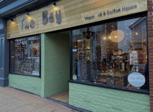 Self catering flat, parking, 4 min walk beach, 3 min shops. Car ferry discount. 