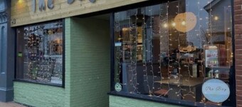 Self catering flat, parking, 4 min walk beach, 3 min shops. Car ferry discount. 