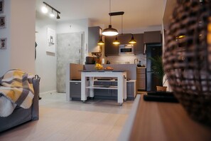 Een koelkast, een magnetron, een oven, een kookplaat