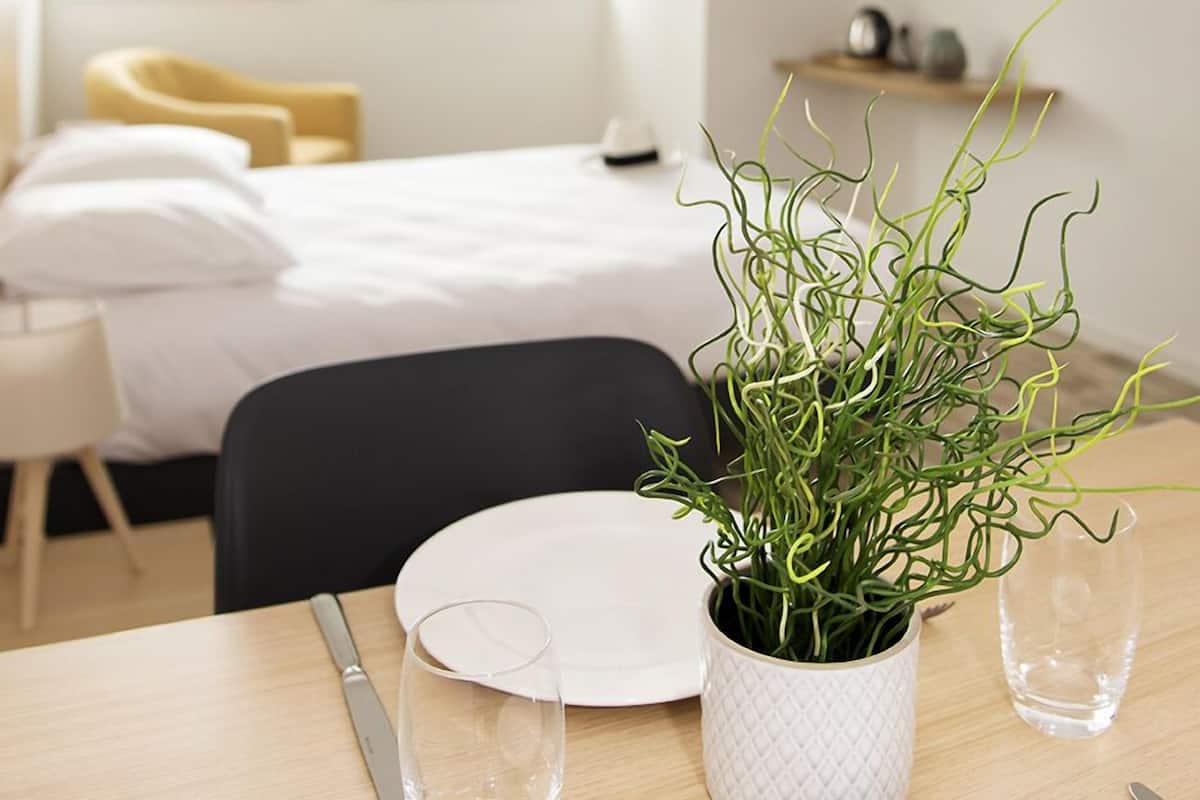 Classic Double Room | Meja, langsir/tirai gelap terus, kalis bunyi, seterika/papan seterika