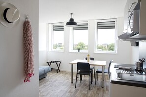 Escritorio, cortinas blackout y sistema de insonorización 