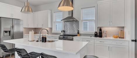 Kylskåp, mikrovågsugn, ugn och spishäll