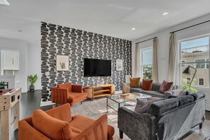 TV, offices - 2 Lux Homes with Rooftop Views Sleeps 24 (Nashville)