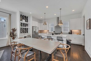 冷蔵庫、電子レンジ、オーブン、コンロ