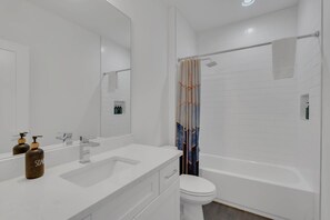 Badekar, hårtørrer, håndklæder