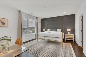 4 Schlafzimmer, Schreibtisch, Bügeleisen/Bügelbrett, WLAN