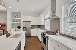 冷蔵庫、電子レンジ、オーブン、コンロ