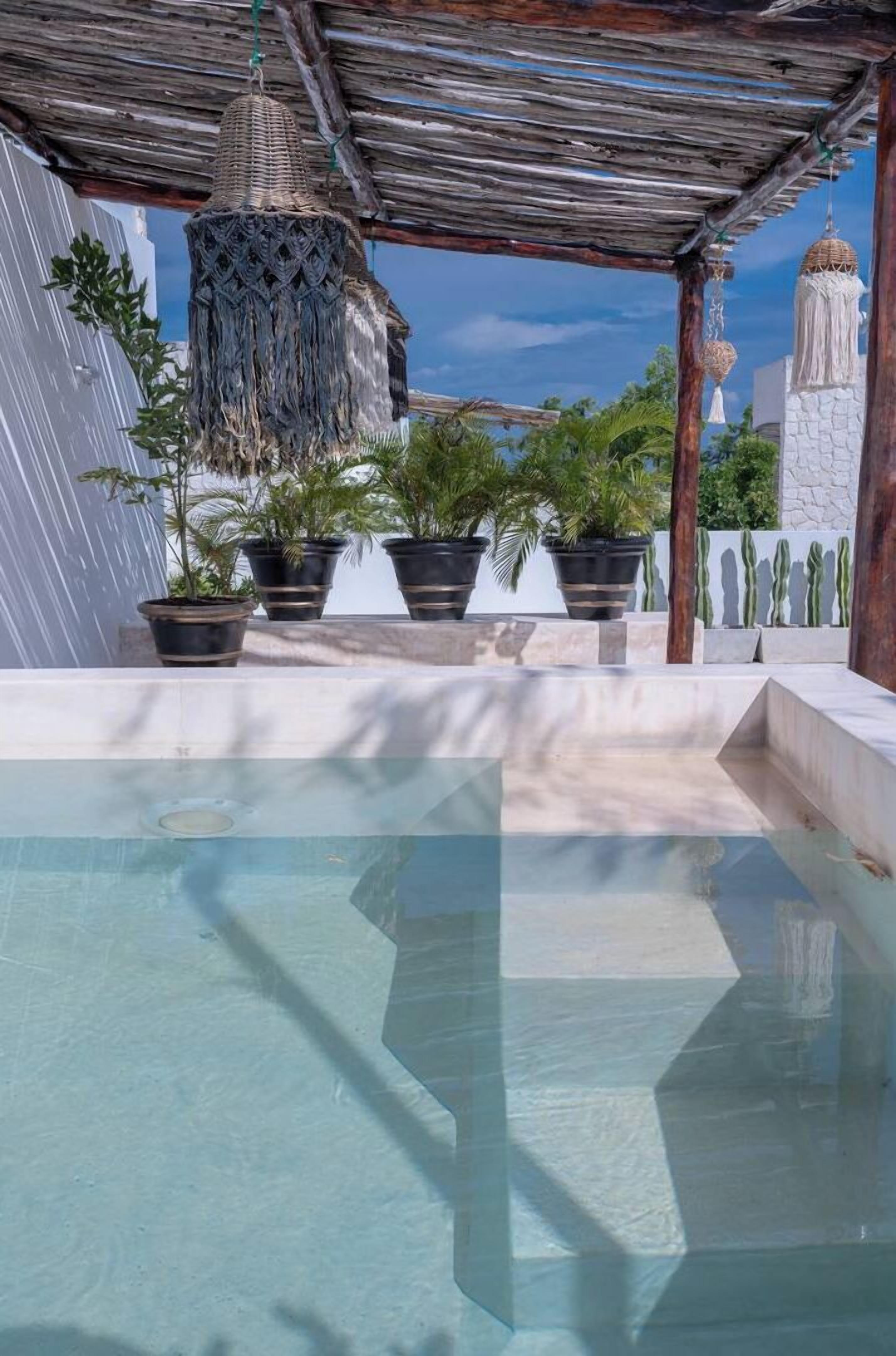 حمّام سباحة خارجي