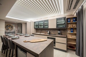 Exclusive Villa, 4 Bedrooms, Pool Access, City View | Dapur peribadi | Peti sejuk/penyejuk beku saiz penuh, ketuhar, dapur 