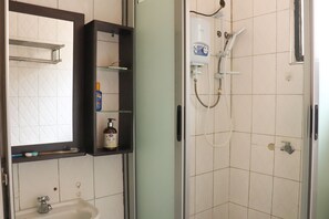 Huis | Badkamer | Een douche, gratis toiletartikelen, handdoeken