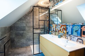 Articles de toilette gratuits, sèche-cheveux, serviettes fournies