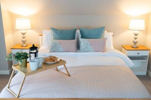 2 habitaciones, escritorio y tabla de planchar con plancha